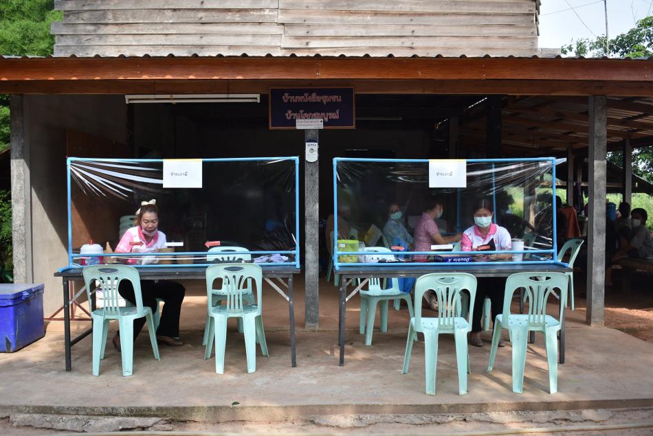 โครงการให้บริหารจัดเก็บภาษีนอกสถานที่ เพื่อเป็นการให้บริการประชาชน พร้อมทั้งให้ความรู้ คำปรึกษา เกี่ยวกับ ภาษีที่ดินและสิ่งปลูกสร้าง ใบอนุญาต ค่าธรรมเนียมอื่นๆ (17ภาพ)