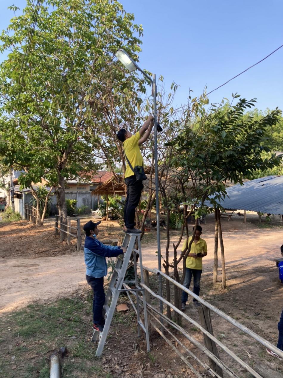 องค์การบริหารส่วนตำบลหนองบัว โดยการนำของท่านนายกองค์การบริหารส่วนตำบลหนองบัว นายบุญธรรม เจริญรส ออกให้บริการซ่อมแซมระบบไฟฟ้าส่องสว่างสาธารณะภายในตำบลหนองบัว ประจำปีงบประมาณ พ.ศ.๒๕๖๕